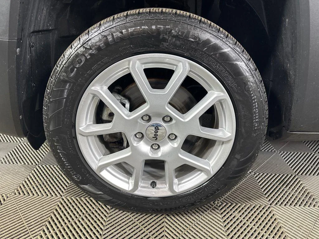 Used 2022 Sting-Gray Clearcoat Jeep Latitude image 24