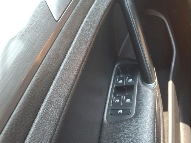 Used 2019  Volkswagen SE image 24