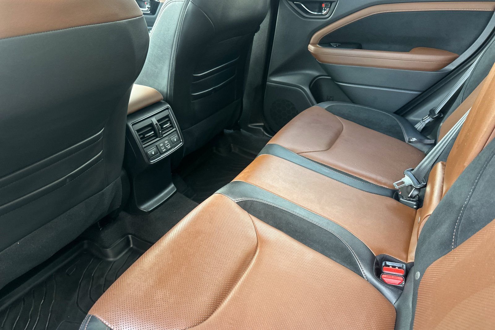 Used 2025 White Subaru Touring image 12