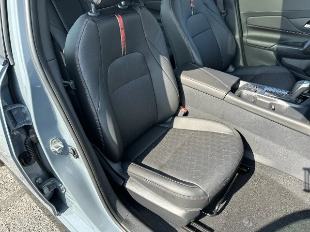 New 2026 Atlantic Gray Metallic / Super Black Two-tone Nissan SR image 34