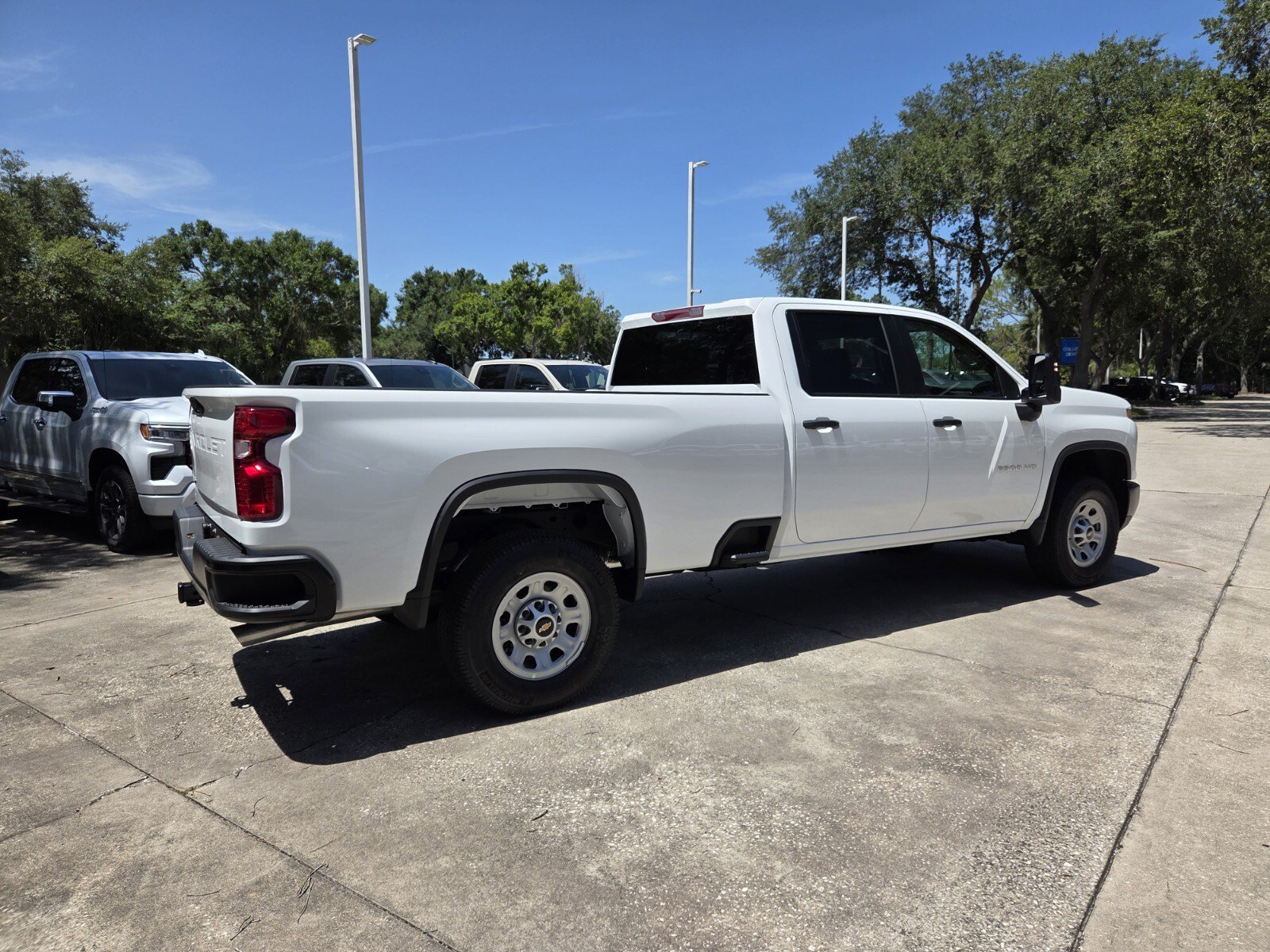 New 2026 Summit White Chevrolet WT image 7