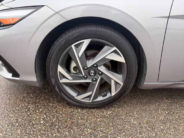 Used 2025 Metal Hyundai SEL Convenience image 12