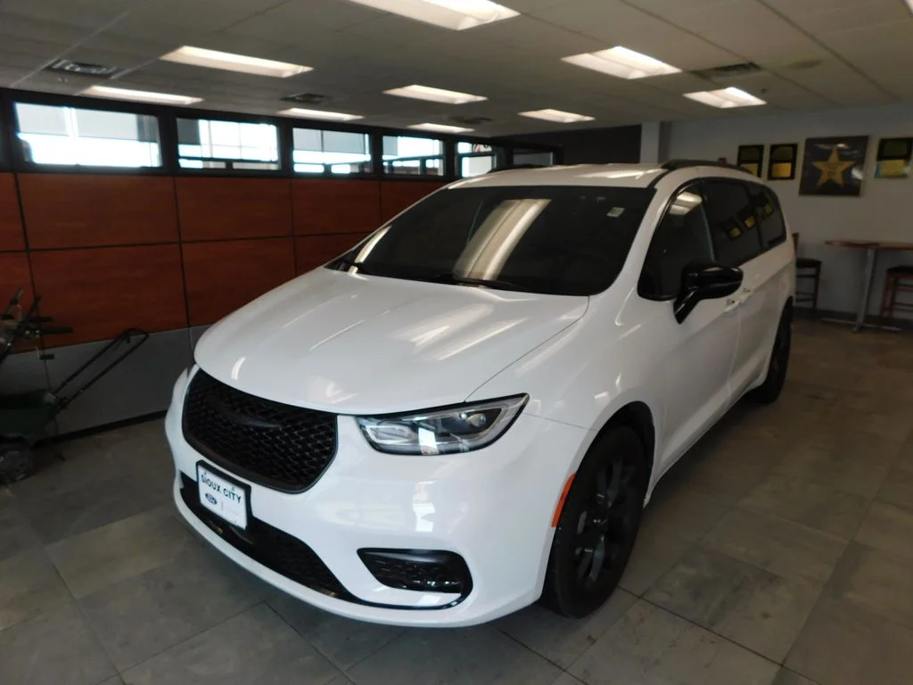 2024 Chrysler Pacifica Touring L AWD's photo