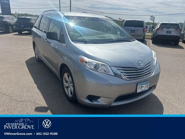 2016 Toyota Sienna LE V6 7-Passenger Access Seat's photo