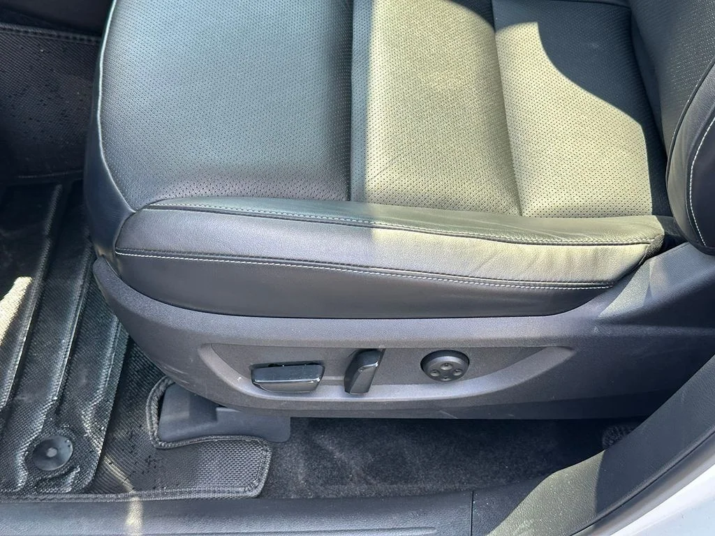 Used 2023 White INFINITI LUXE image 21