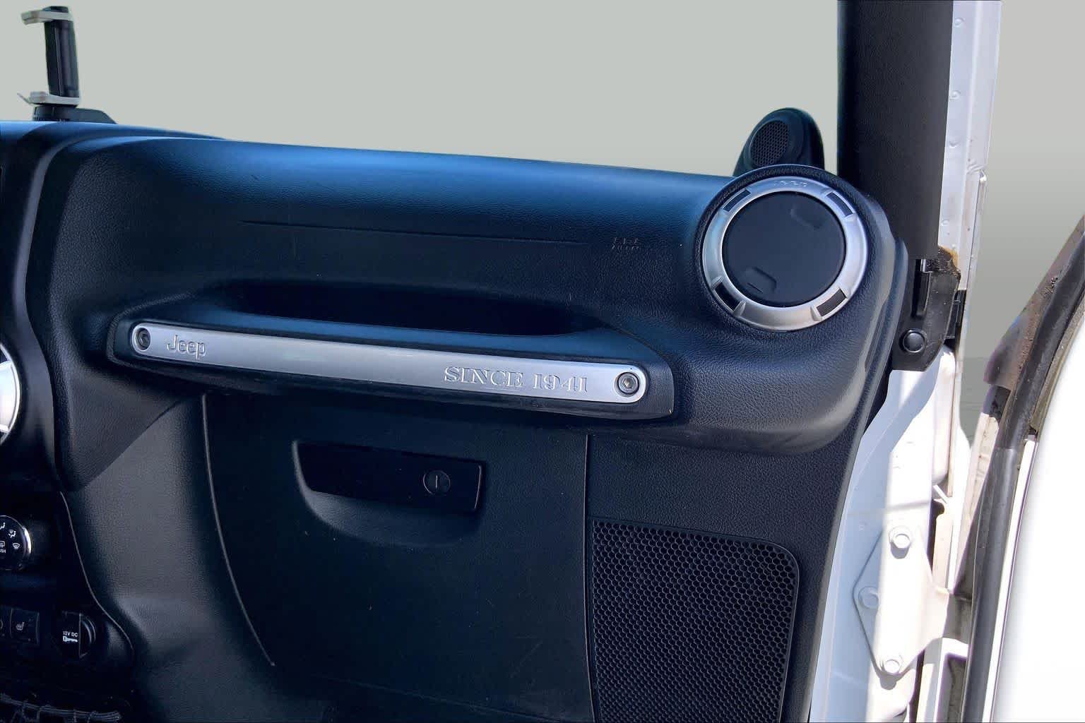 Used 2014 Bright White Clearcoat Jeep Rubicon X image 18