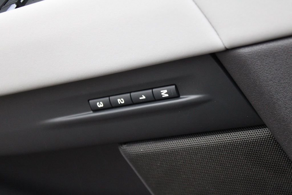 Used 2026  Land Rover Dynamic image 14