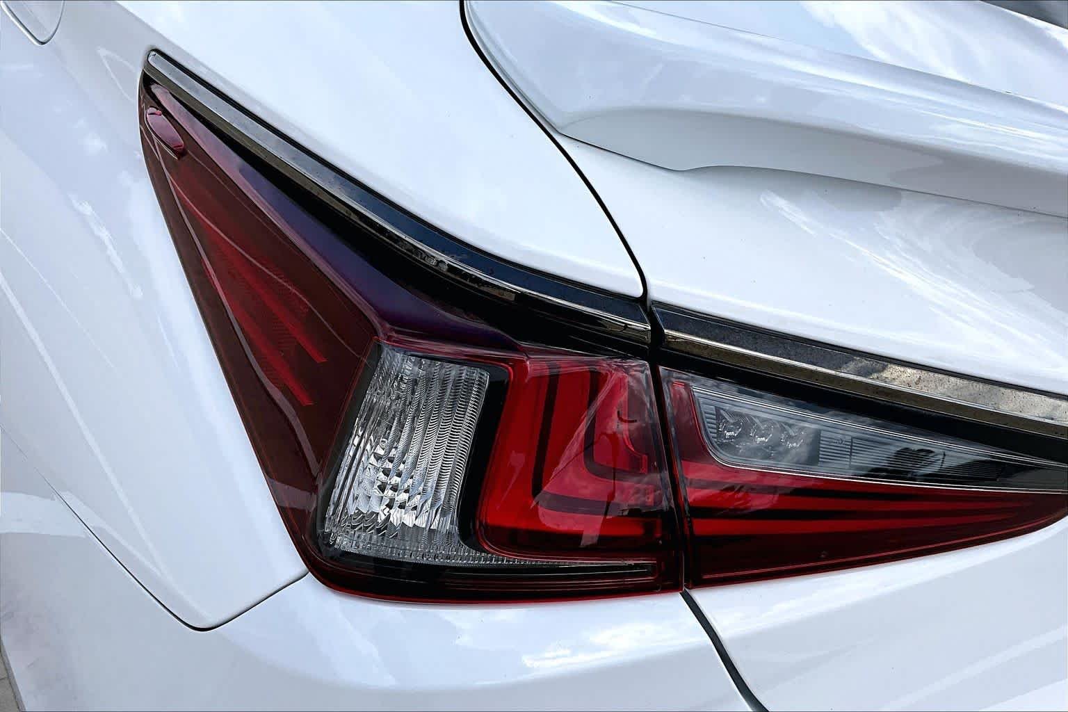 Used 2024 Ultra White Lexus F SPORT Handling image 27