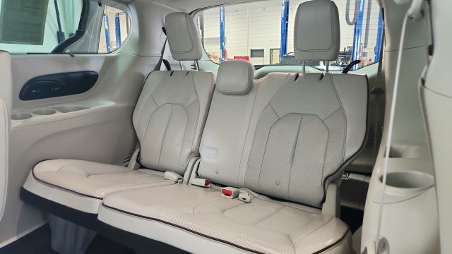 Used 2017 Silver Chrysler Limited image 21