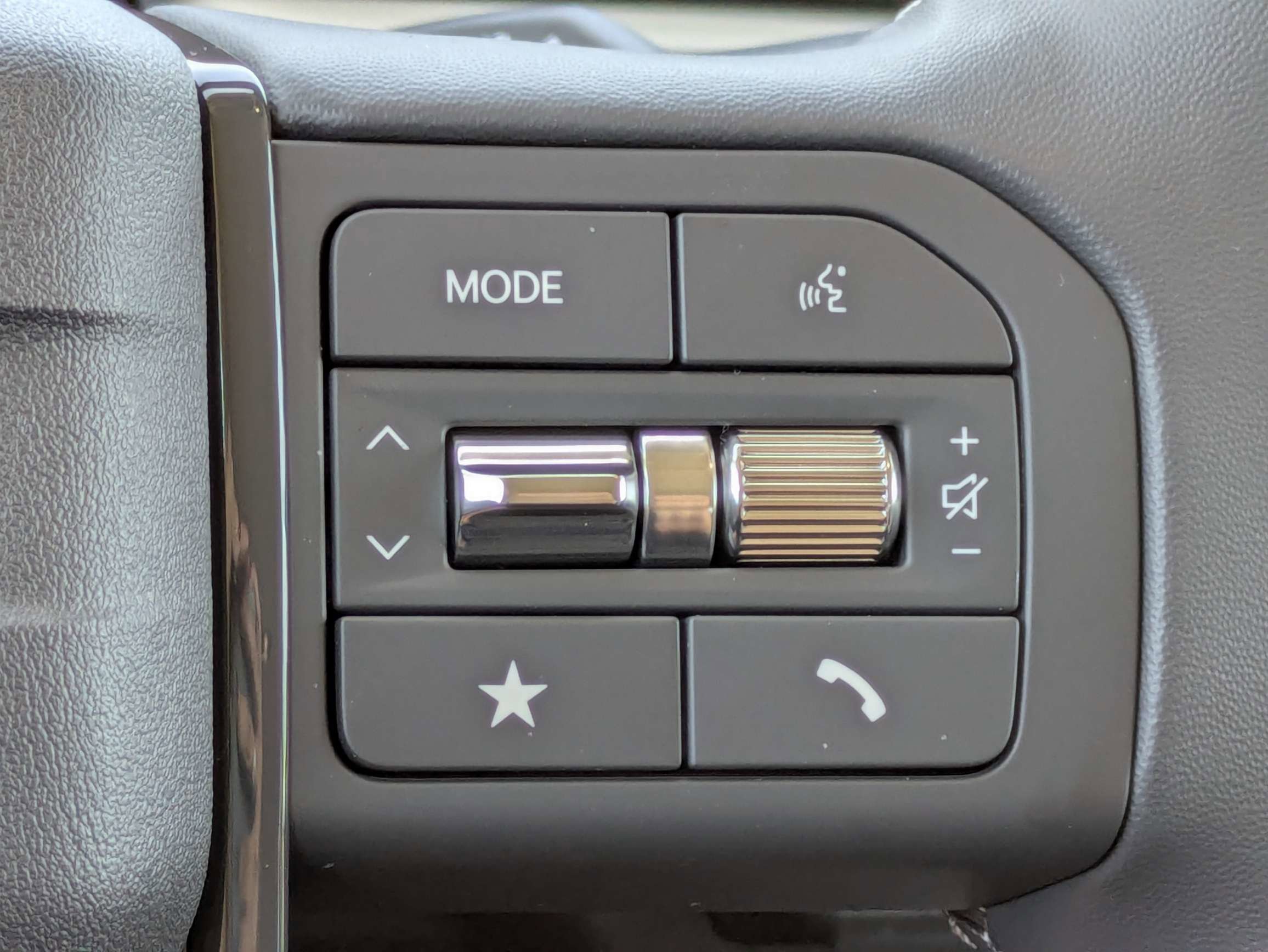 New 2027 Ivory Silver Kia S image 31