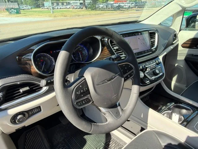 Used 2024 Silver Chrysler Limited image 10