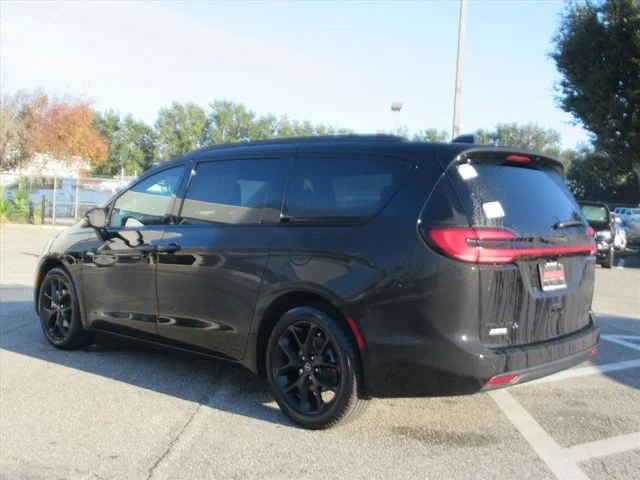 New 2026 Diamond Black Crystal Pearl-Coat Exterior Paint Chrysler Limited image 4