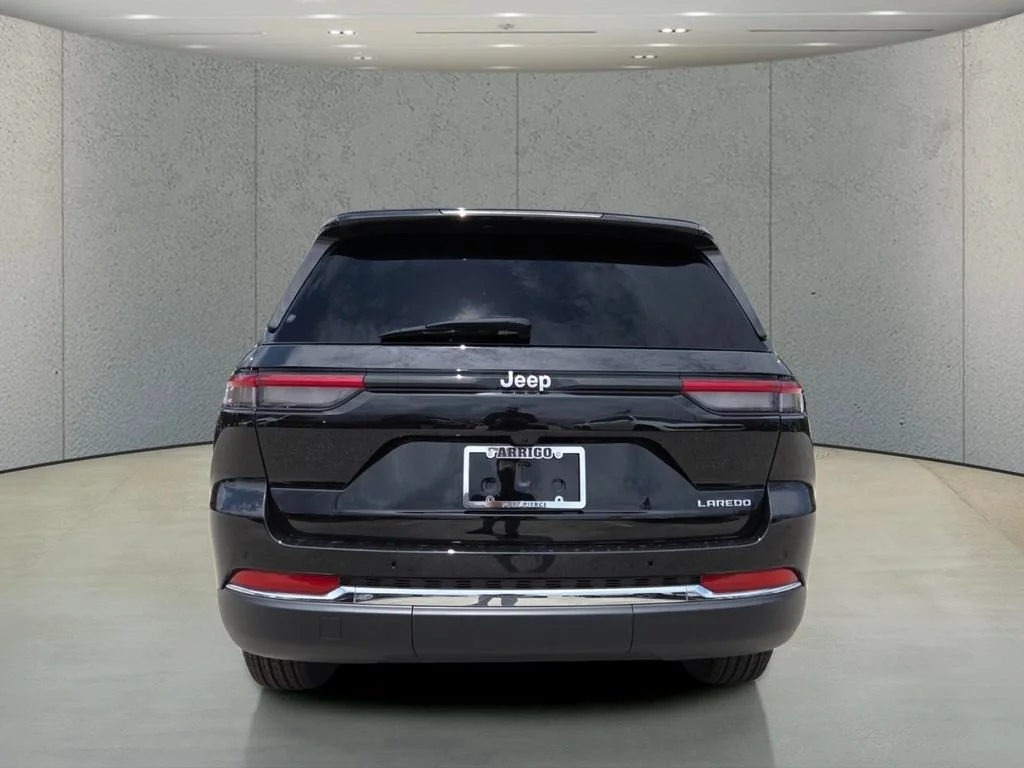 New 2026 Diamond Black Crystal Pearl-Coat Exterior Paint Jeep Laredo image 6