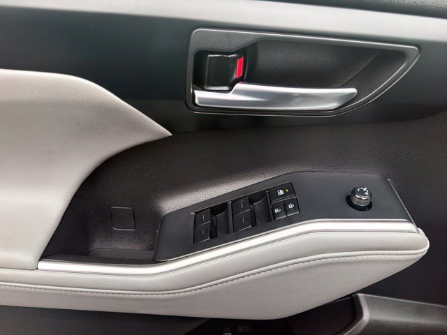 Used 2022 Midnight Black Metallic Toyota XLE image 11