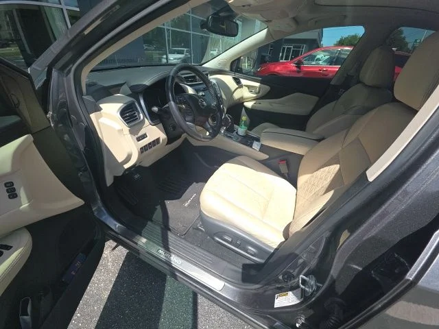 Used 2022 Gray Nissan Platinum image 9