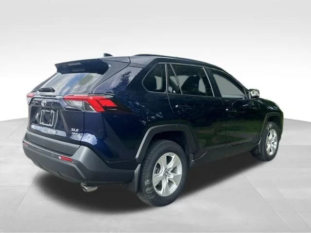Used 2020  Toyota XLE image 9