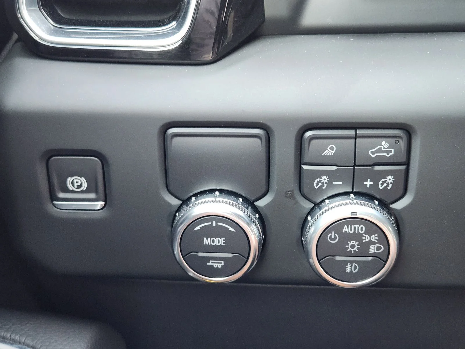 Used 2024 Silver GMC Denali image 21