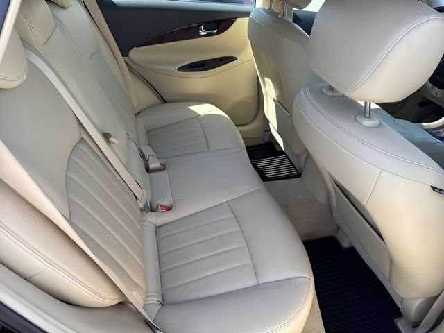 Used 2017 Black INFINITI Base image 29