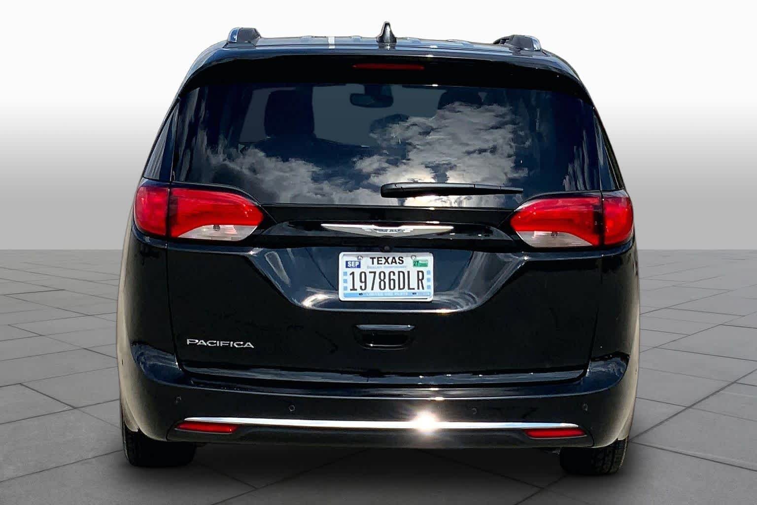 Used 2020 Brilliant Black Crystal Pearlcoat Chrysler Touring L image 5