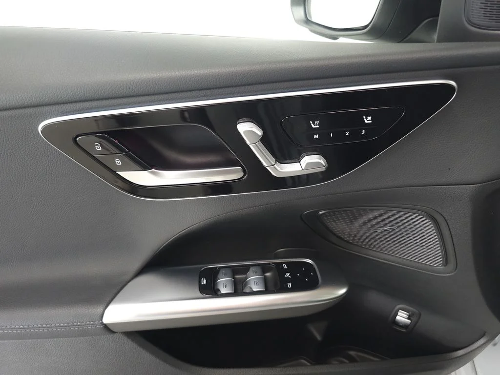 Used 2026  Mercedes-Benz C 300 image 6