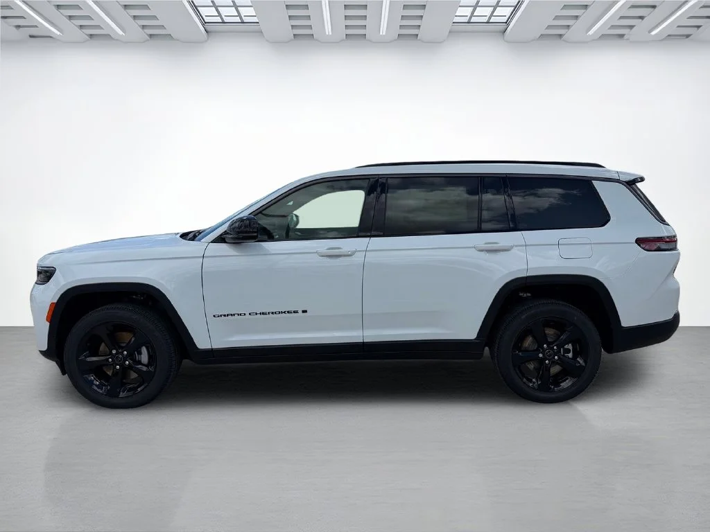 New 2027 Bright White Clear-Coat Paint Jeep Limited image 4