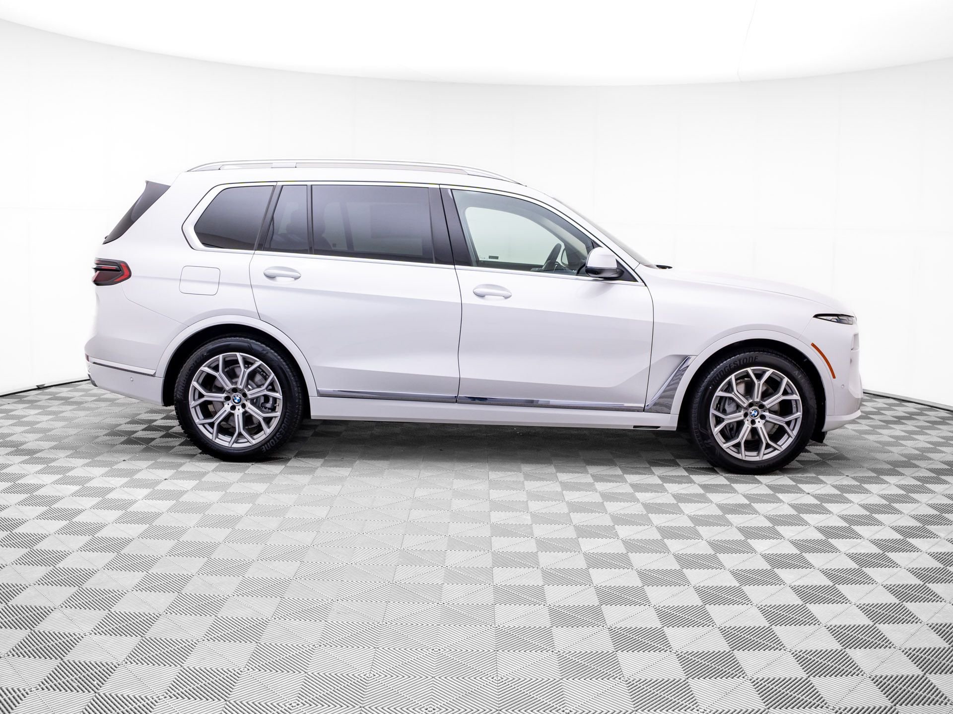 New 2026 Mineral White Metallic BMW xDrive40i image 8