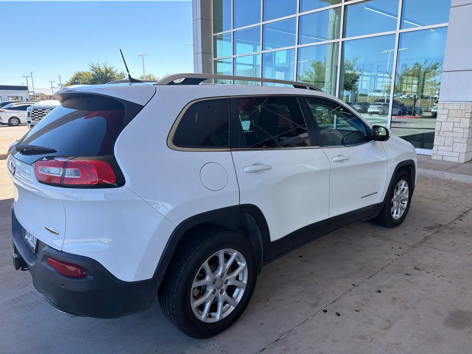Used 2016 White Jeep Latitude image 17