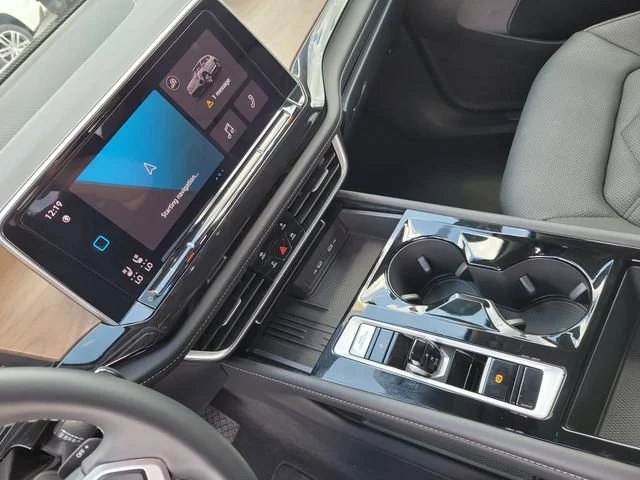 2025 Volkswagen Atlas SE w/Tech - Photo 38