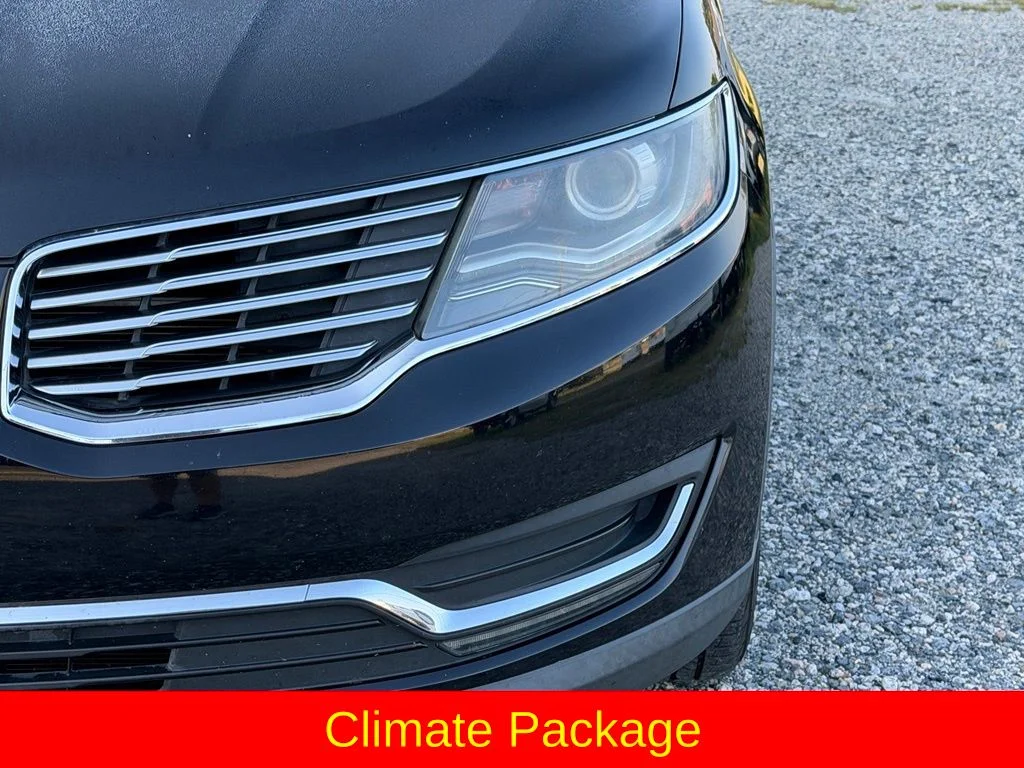 Used 2016 Black Lincoln Select image 12