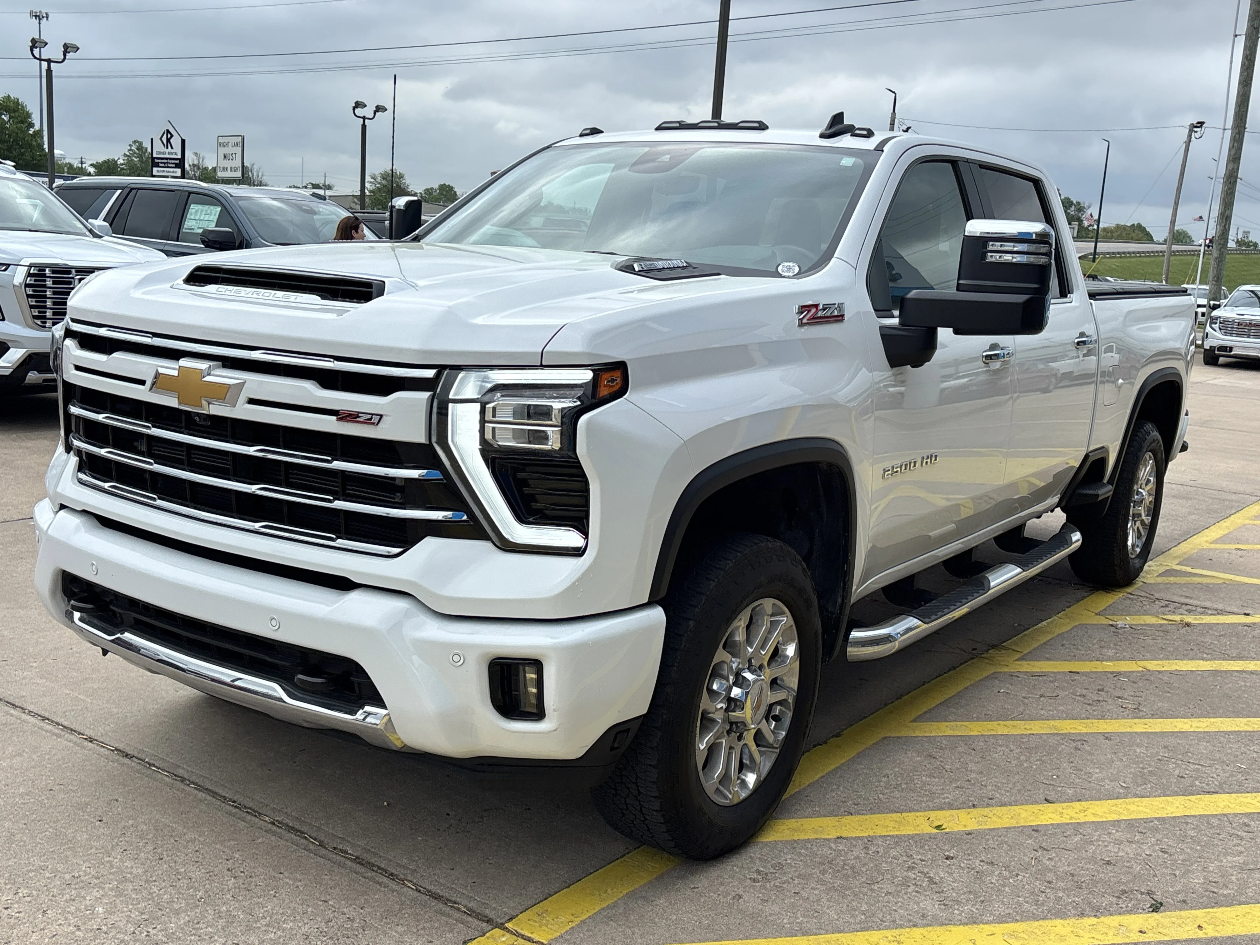 Used 2025 Summit White Chevrolet LT 4WD image 11