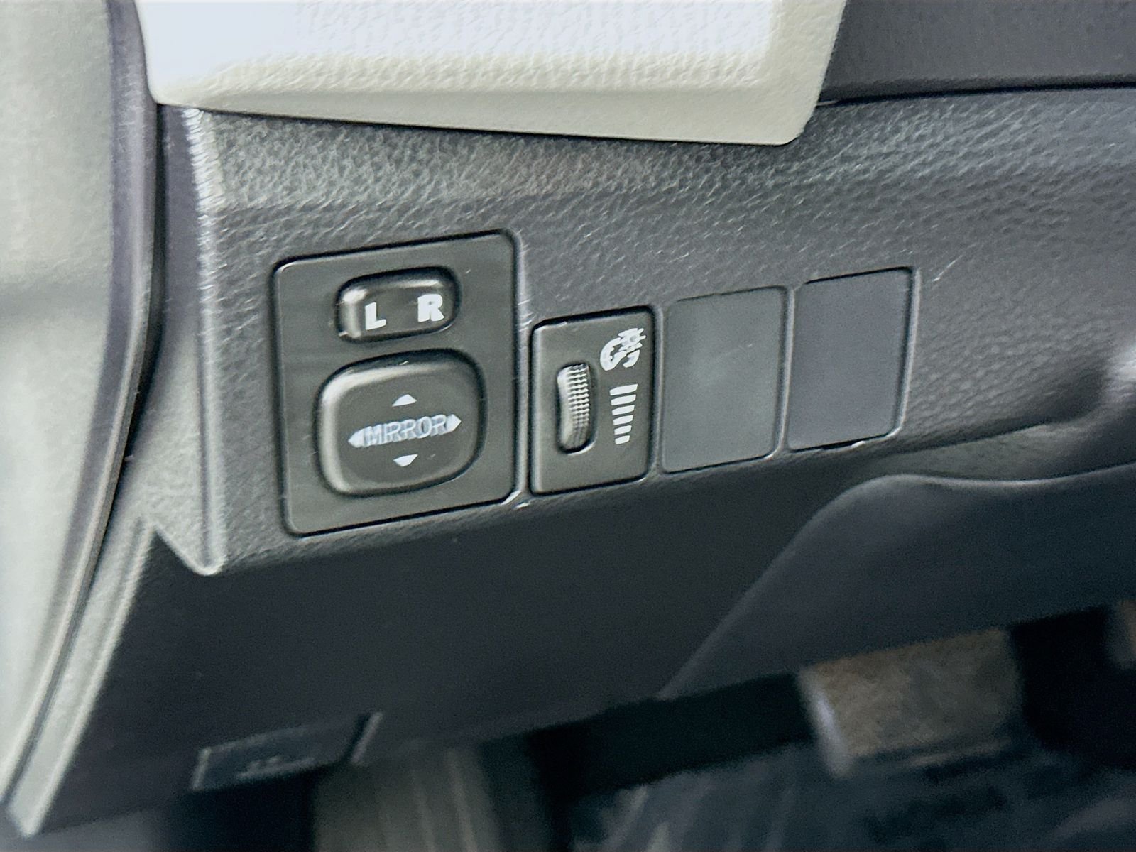 Used 2015 Super White Toyota LE image 11