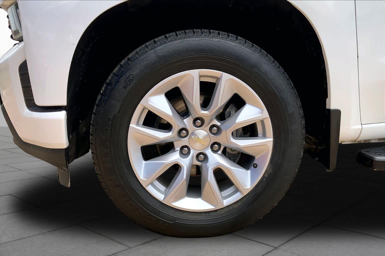 Used 2020 Summit White Chevrolet Custom image 9