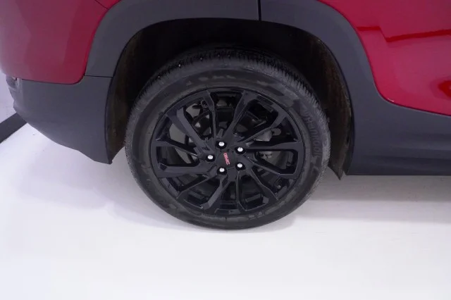 Used 2024  GMC SLE image 4