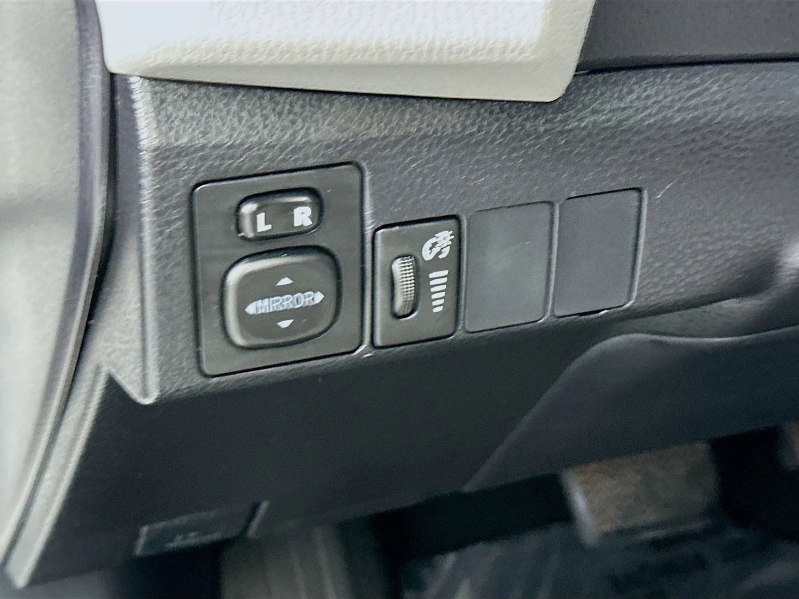Used 2015 Super White Toyota LE image 11