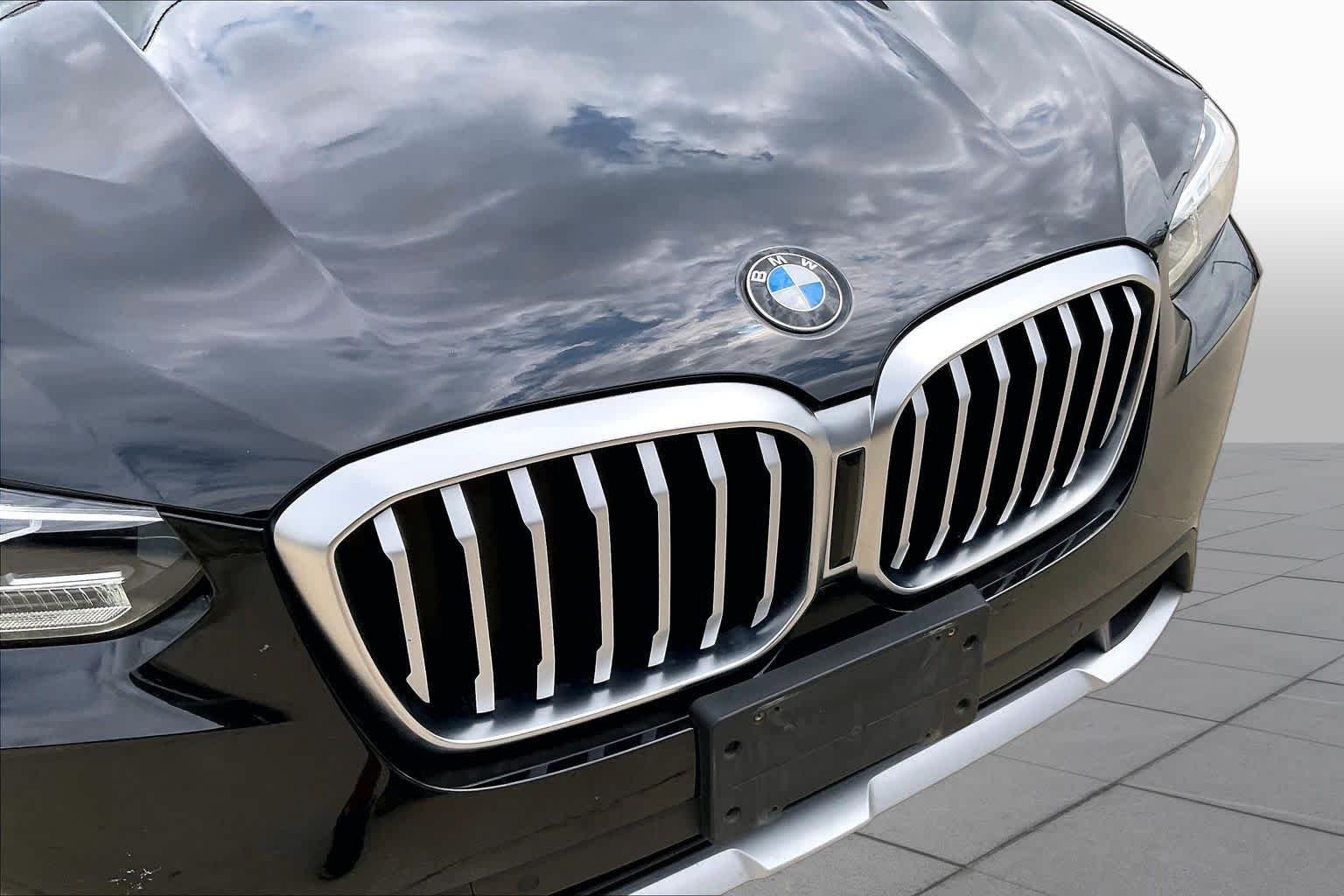 Used 2022 Black Sapphire Metallic BMW sDrive30i image 29