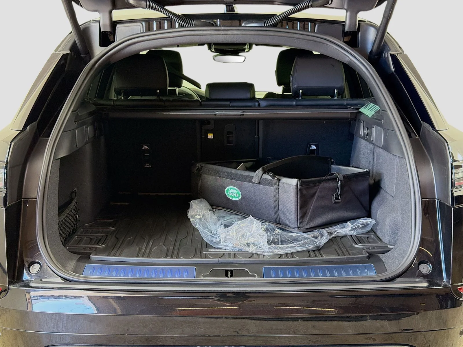 New 2026 Santorini Black Land Rover Dynamic SE image 29