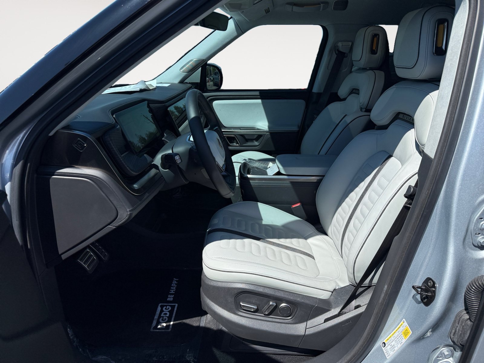 Used 2024 La Silver Rivian Adventure Dual Motor Standard Pack image 10