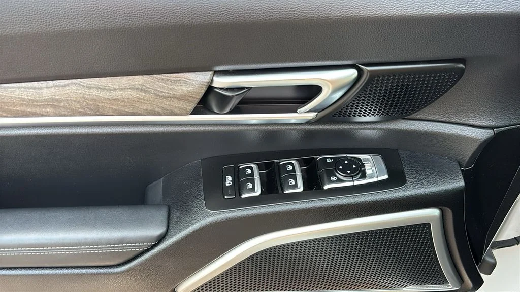 Used 2020 White Kia EX image 11