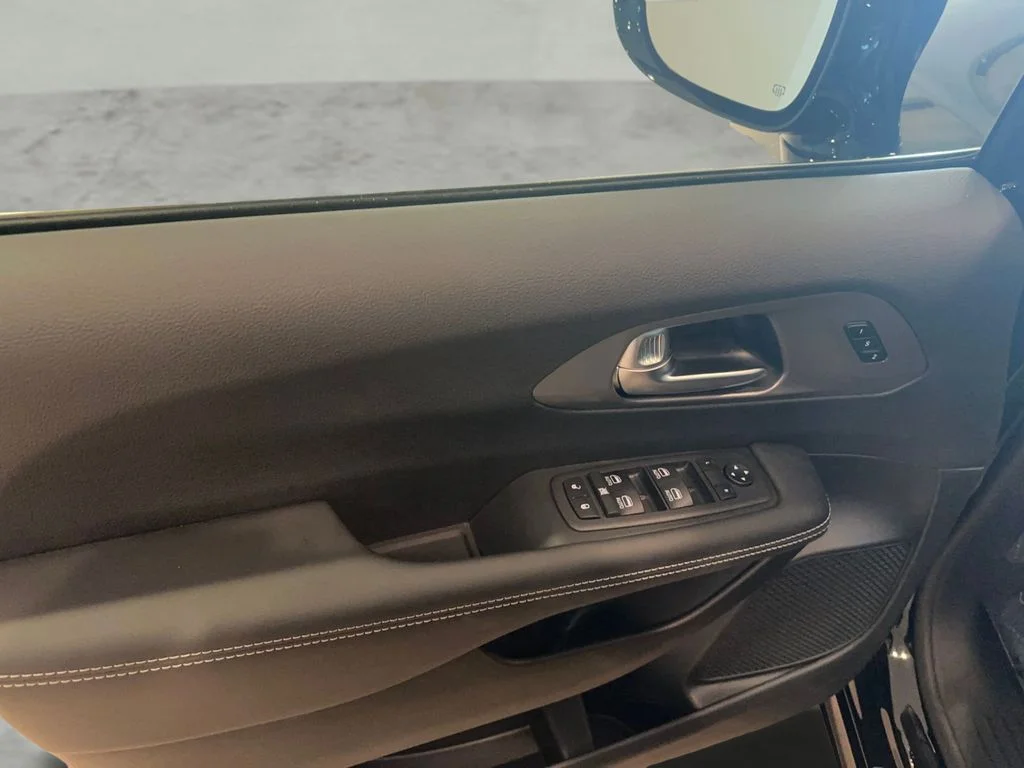 2026 Chrysler Pacifica Select - Photo 9