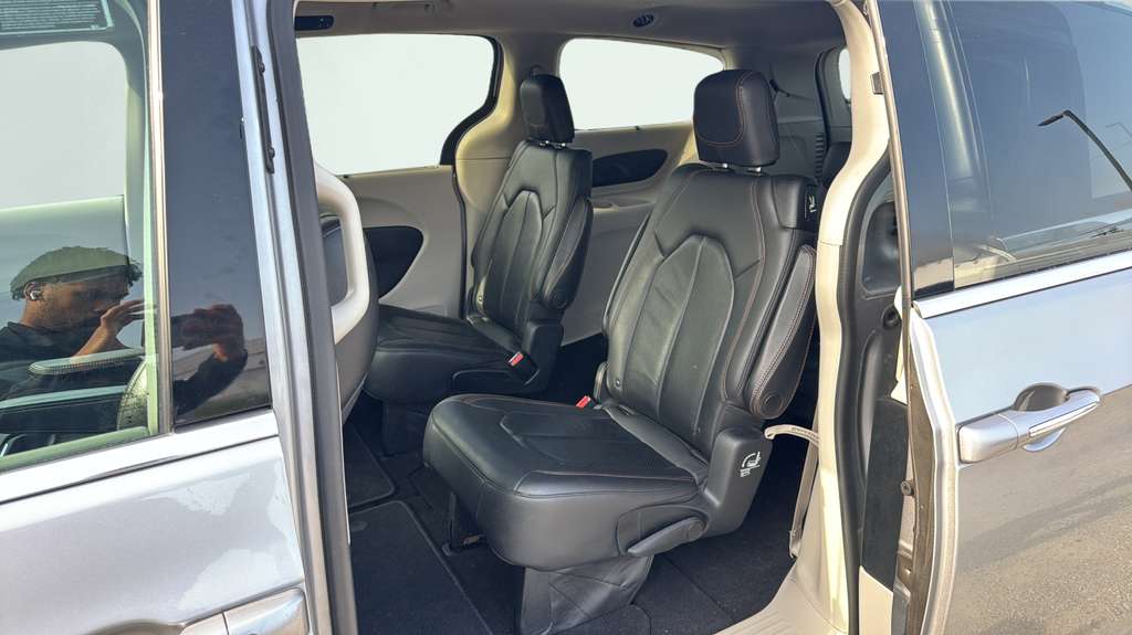 Used 2018 Silver Chrysler Touring L image 14