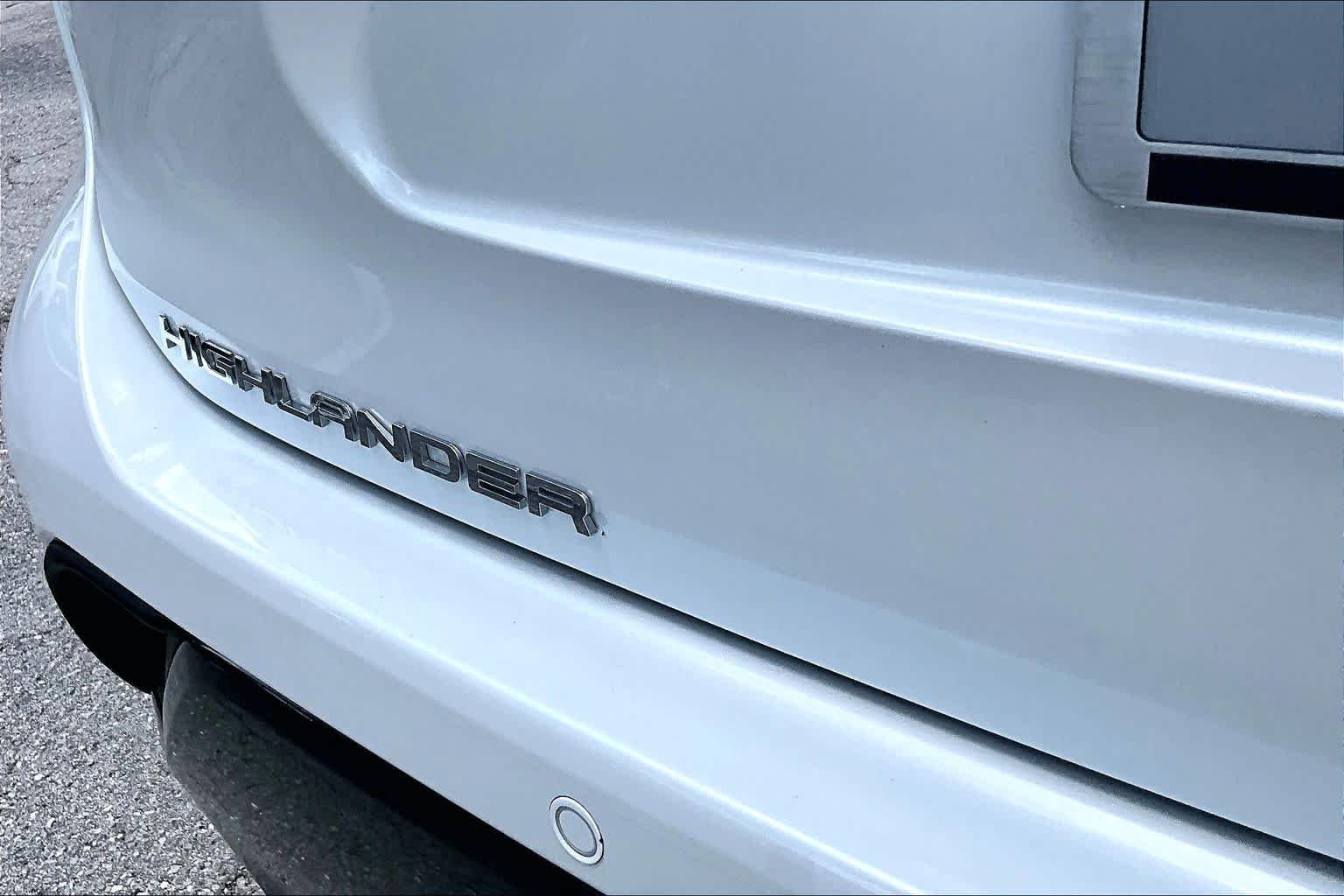 Used 2025 Wind Chill Pearl Toyota Hybrid Limited image 10