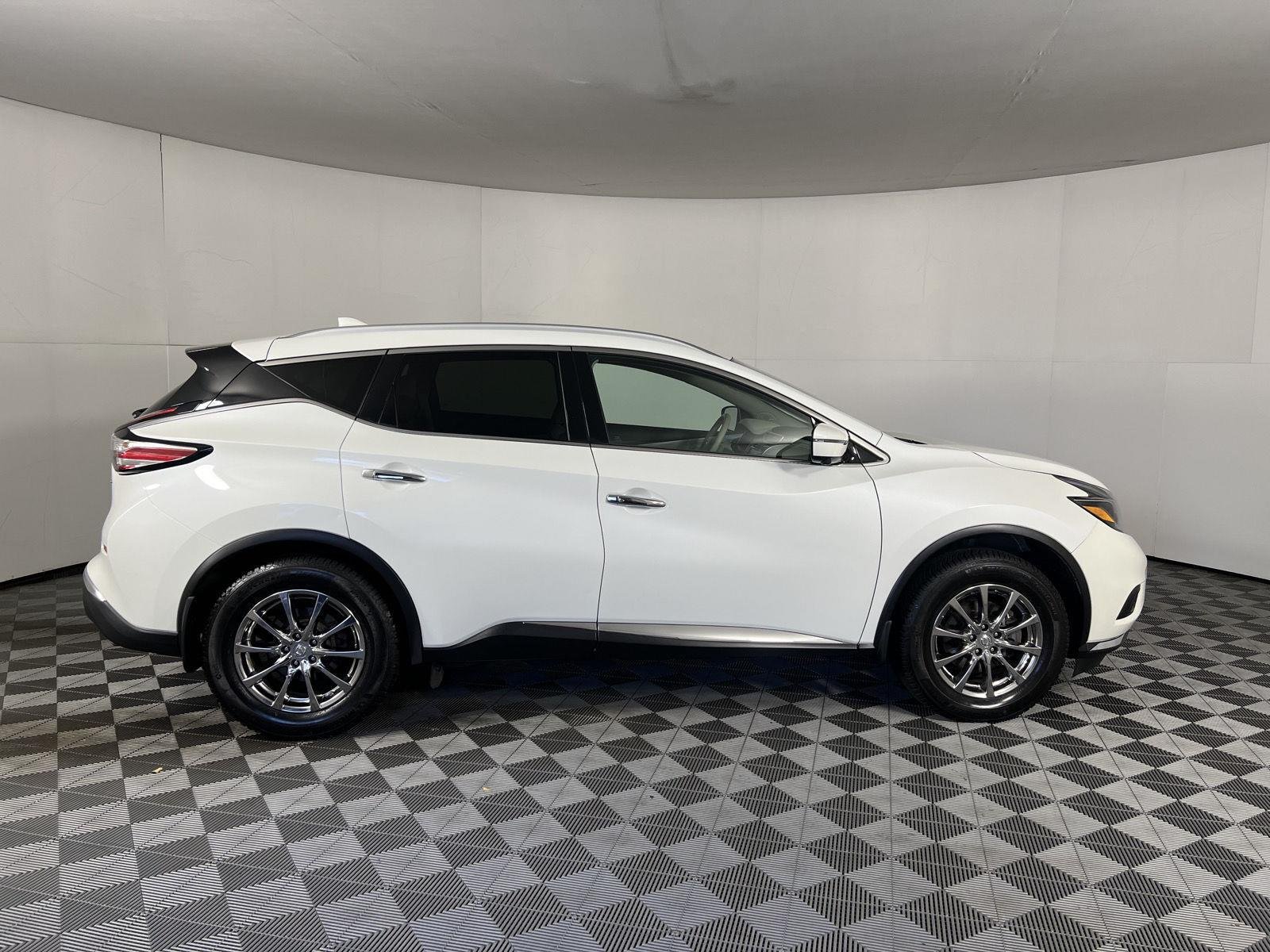 Used 2018 Pearl White Nissan SL image 12