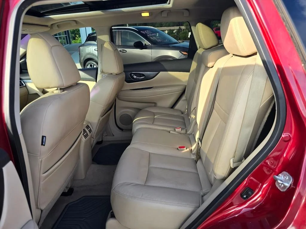 Used 2015 Red Nissan SL image 13