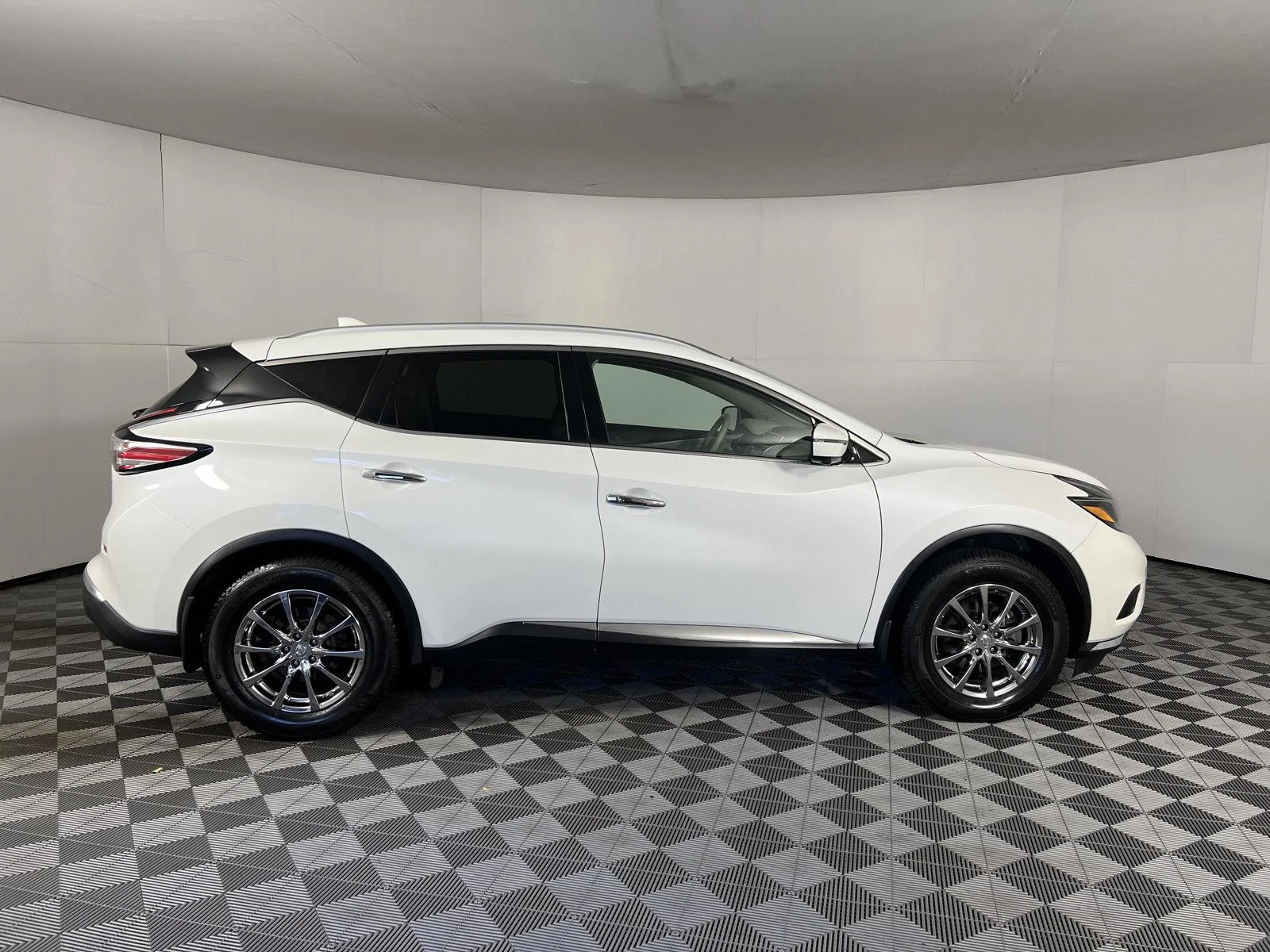 Used 2018 Pearl White Nissan SL image 12