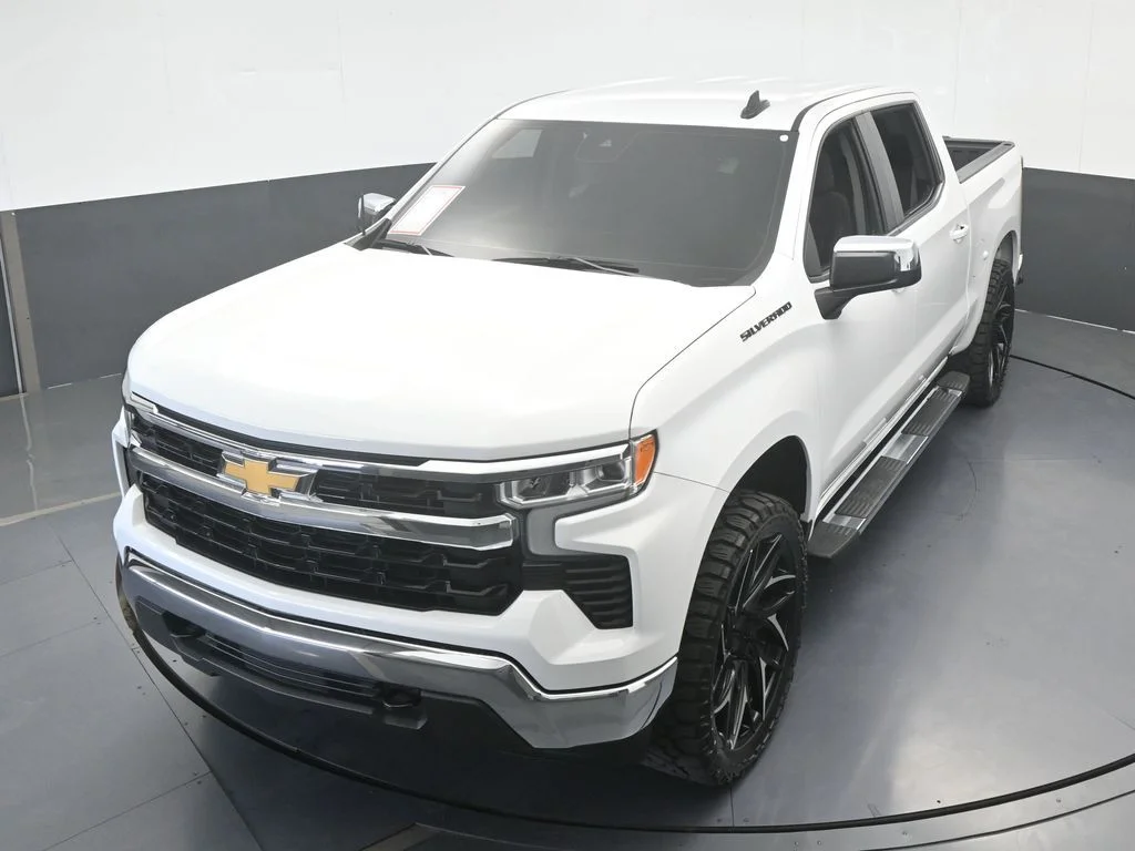 Used 2026 Summit White Chevrolet LT image 47