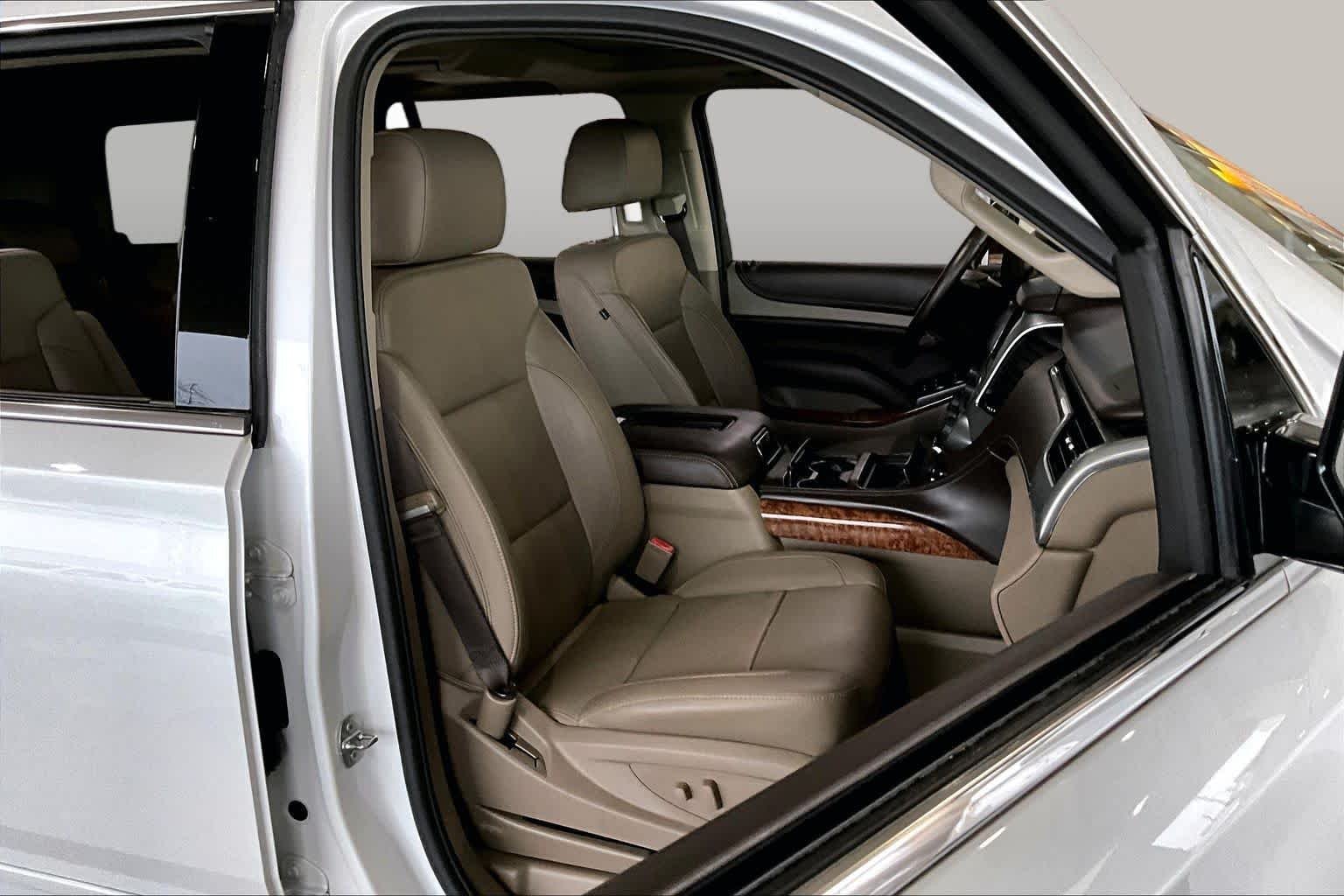Used 2017 Iridescent Pearl Tricoat Chevrolet Premier image 9