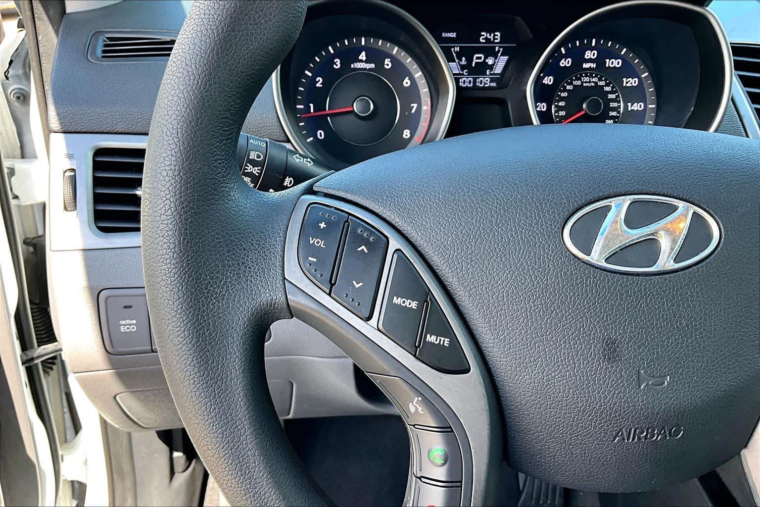 Used 2015 Quartz White Pearl Hyundai SE image 24