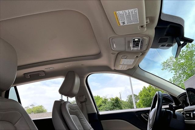 Used 2023 White Lincoln Reserve image 26