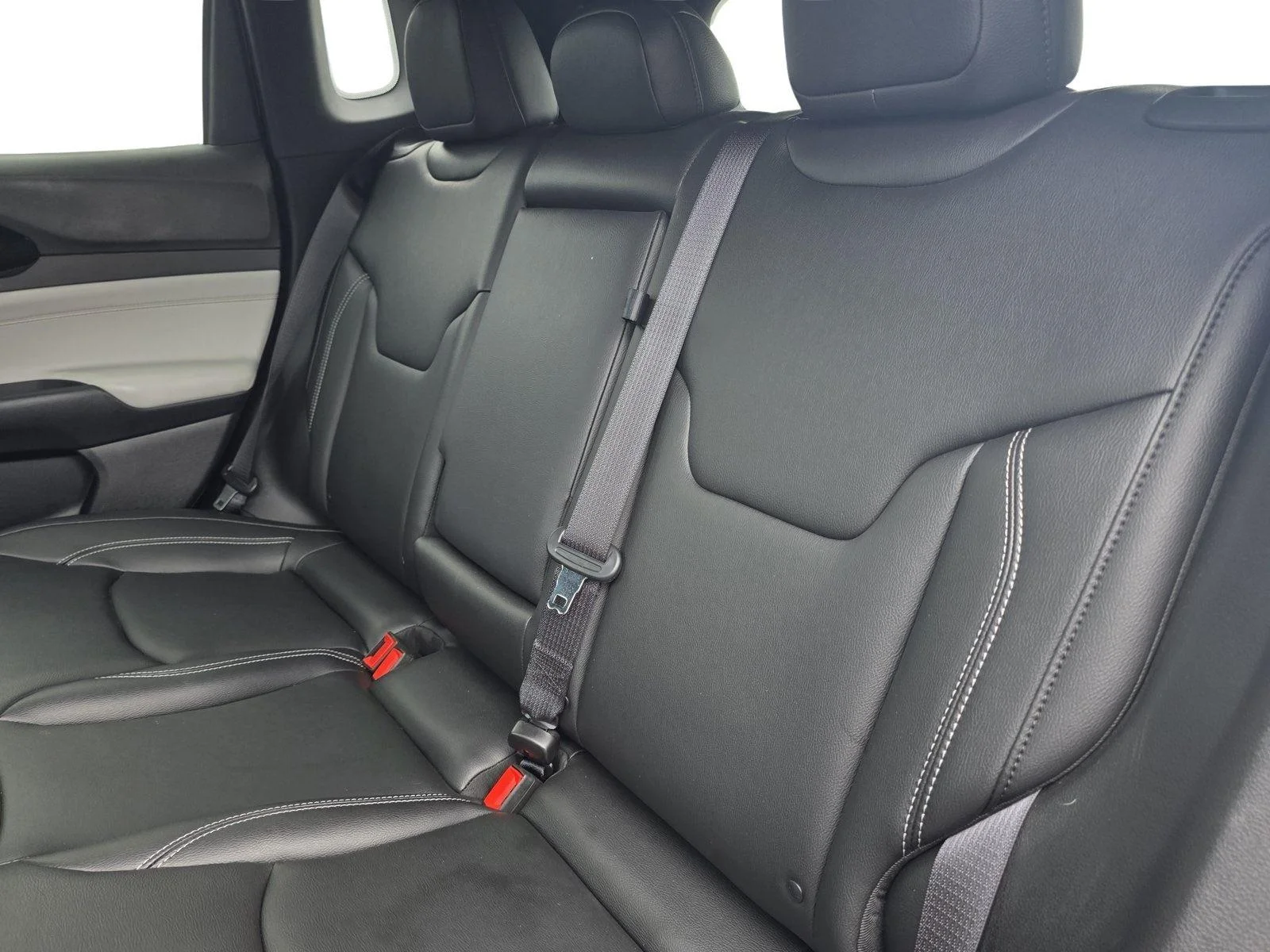 Used 2025 Diamond Black Crystal Pearlcoat Jeep Limited image 28