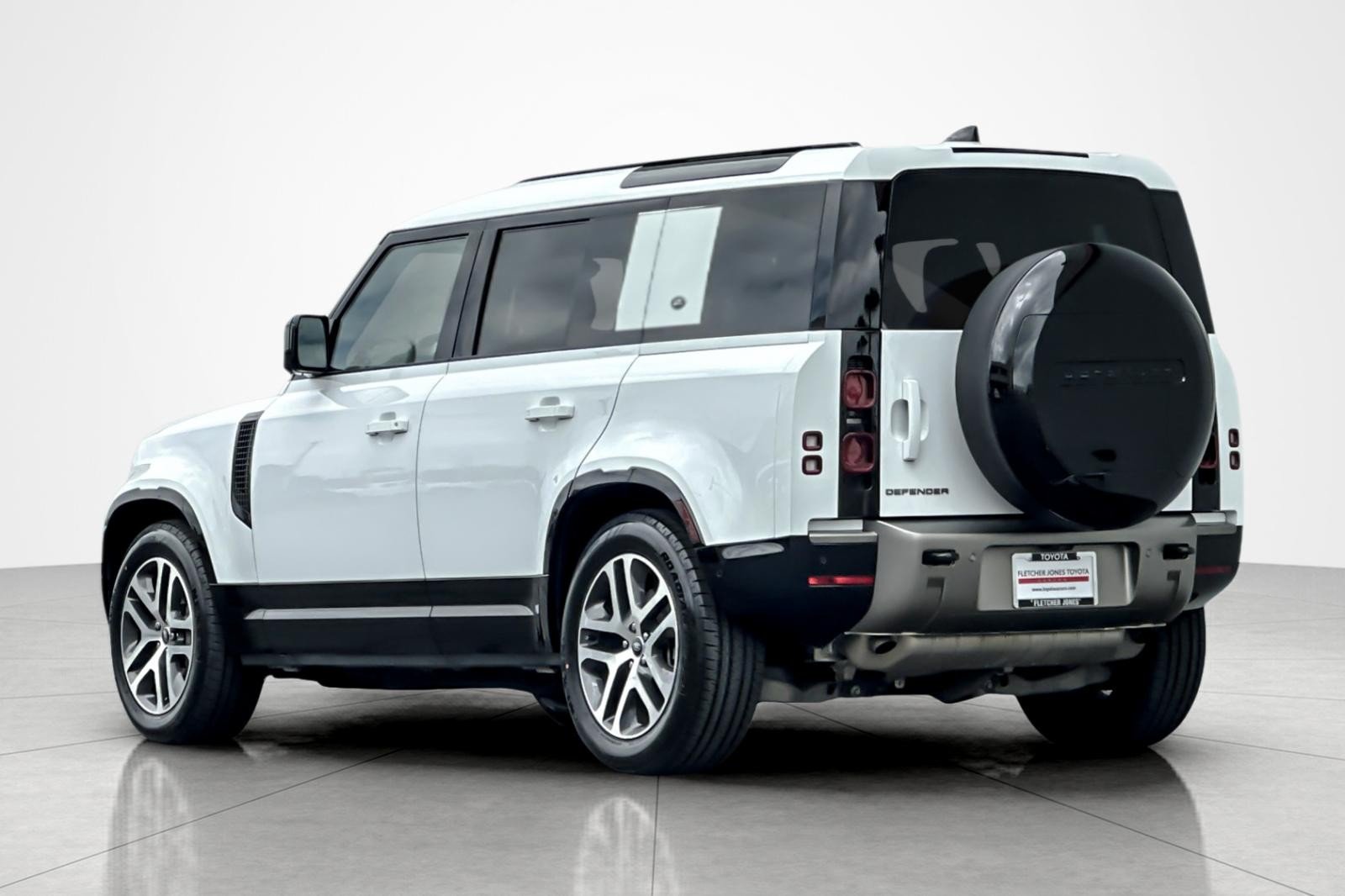 Used 2024 Fuji White Land Rover X-Dynamic SE image 3